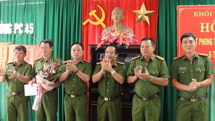 Khen thưởng Ban chuyên án bắt giữ cặp đôi giả tình nhân thực hiện hàng chục vụ trộm
