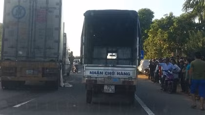 Hai vợ chồng thương vong do bị xe container cuốn vào gầm