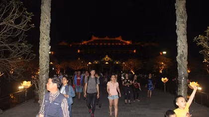 Cấm ăn mặc hở hang, phản cảm khi tham quan di tích Huế