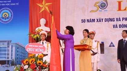 Trường Đại học Kinh tế Huế đón nhận Huân chương Lao động hạng Nhất