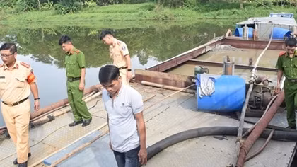Bắt quả tang nhiều phương tiện khai thác cát trái phép trên sông Hương