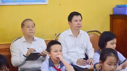 Khi Chủ tịch tỉnh dự giờ tiết học đạo đức với các em học sinh