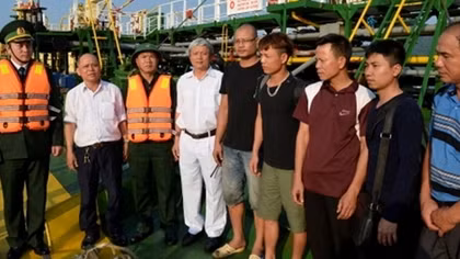 Cứu sống 9 ngư dân gặp nạn trên biển ngày mùng 3 Tết