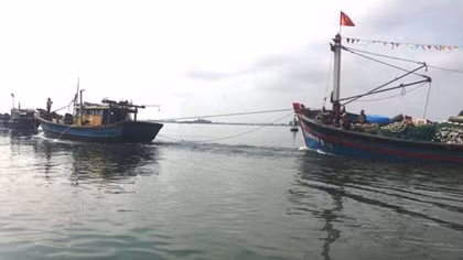 Cứu thành công 11 thành viên trên tàu cá vỡ mạn thuyền giữa biển