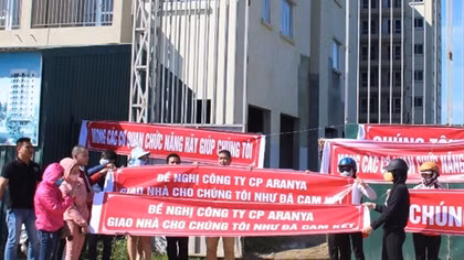 Hàng chục hộ dân mang băng rôn ‘vây’ khu thi công để... đòi nhà ở