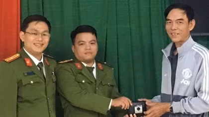 Cảnh sát khu vực nhặt được tài sản trả lại cho người đánh rơi