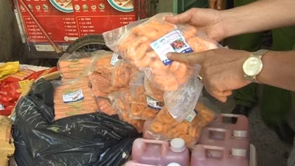 Phát hiện cơ sở mua hàng hóa bẩn về bán cho học sinh