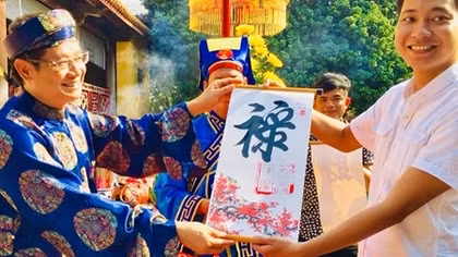 Hoàng cung Huế khai ấn, du khách xếp hàng xin chữ đầu năm