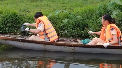 Đoàn Thanh niên Công an tỉnh Thừa Thiên- Huế vớt rác làm sạch sông Hương