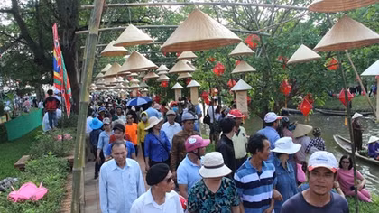Về di tích Quốc gia cầu ngói Thanh Toàn vui “Chợ quê ngày hội”