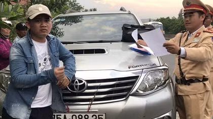 Tài xế ôtô vi phạm còn đóng cửa cố thủ, chống chế CSGT