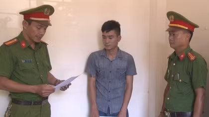 Làm giả giấy tờ mua bán 2 'xế hộp' để chiếm đoạt hàng trăm triệu đồng