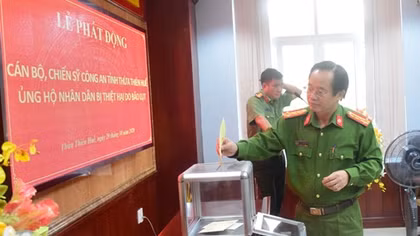 Công an tỉnh Thừa Thiên Huế chung tay ủng hộ đồng bào vùng bão lụt