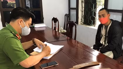 Chém người rồi mang dao kiếm đến Công an đầu thú