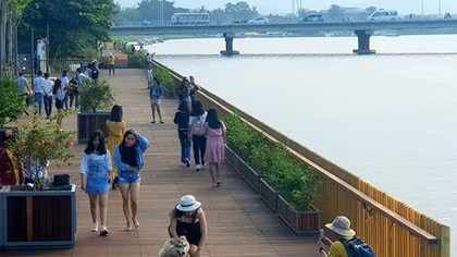 Cầu đi bộ lát gỗ lim “siêu sang” ở Huế thu hút giới trẻ