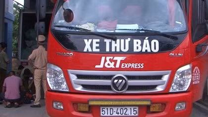 Xe phát chuyển nhanh "nhận thêm" lô hàng lậu trị giá 500 triệu 