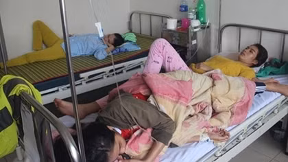 Hàng chục người nhập viện cấp cứu sau khi ăn bánh mì