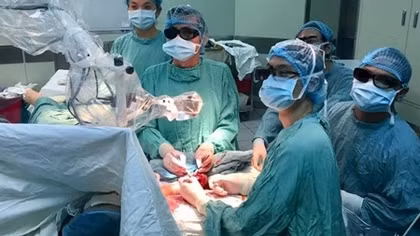 Thiếu niên 16 tuổi bị máy xay cuốn mất tay được phẫu thuật vi phẫu