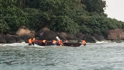 Cứu sống ngư dân bị sóng biển đánh chìm thuyền trên biển