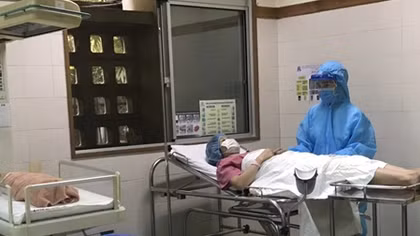 Bác sĩ ‘chạy đua’ thời gian giúp nhiều sản phụ “mẹ tròn con vuông” ở phòng cách ly