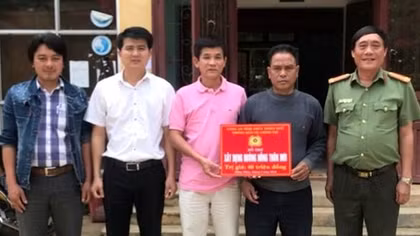 Công an Thừa Thiên- Huế hỗ trợ 40 triệu đồng giúp xã miền núi xây dựng đường nông thôn