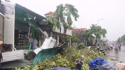 Lốc xoáy bất ngờ trong đêm, hàng trăm nhà dân ở Huế tốc mái