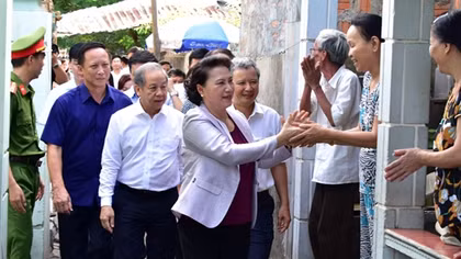 Chủ tịch Quốc hội Nguyễn Thị Kim Ngân thăm, tặng quà người dân Huế