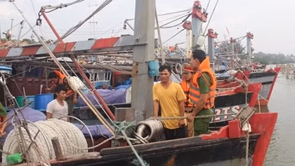 Công an Thừa Thiên - Huế cùng nhân dân chủ động chống bão Sarika