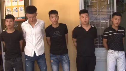Nhóm thanh niên đi đòi nợ giúp bạn gái chém người trọng thương