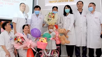 Cháu bé 3 tuổi bị ung thư võng mạc di căn được cứu sống thần kỳ