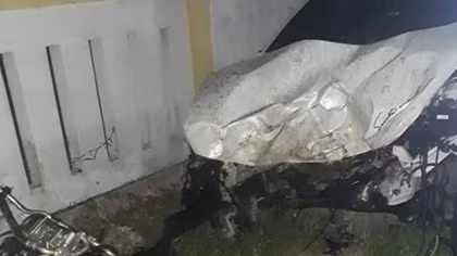 Ô tô húc đổ tường làm 4 người thương vong