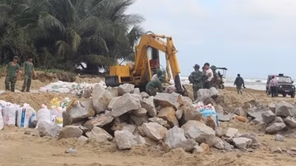 Quân và dân chung tay làm kè khắc phục sạt lở tại bờ biển Lăng Cô