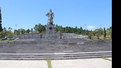 Di tích tượng đài Vua Quang Trung xuất hiện nhiều vết nứt