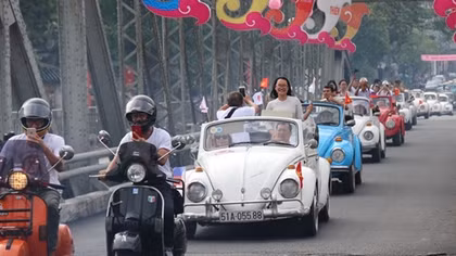 Chiêm ngưỡng dàn ôtô Volkswagen và Vespa cổ cực đỉnh tại Huế