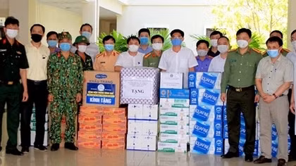 Tặng quà hỗ trợ lực lượng tuyến đầu chống dịch