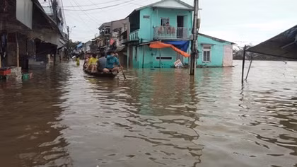 Xe công nông lật giữa dòng nước lũ, nữ sinh viên tử vong