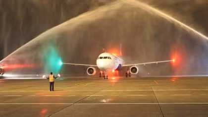 Máy bay đầu tiên của Vietravel Airlines hạ cánh xuống sân bay quốc tế Phú Bài