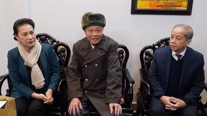 Chủ tịch Quốc hội Nguyễn Thị Kim Ngân thăm, tặng quà gia đình chính sách