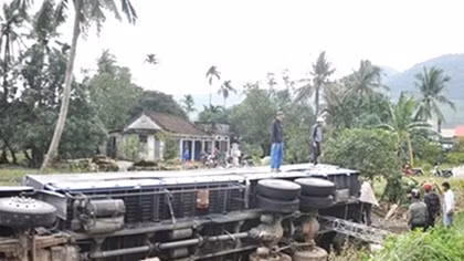Một buổi sáng xảy ra 3 vụ lật xe tải trên QL1A