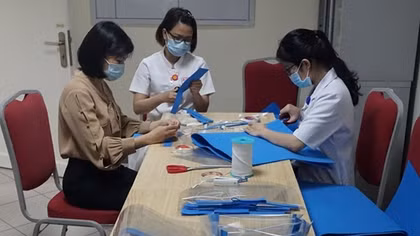 Bệnh viện tự sản xuất mặt nạ che giọt bắn tặng bác sĩ ở tuyến đầu 