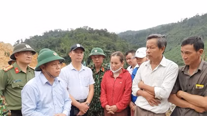 Người thân nạn nhân vụ Rào Trăng 3 vào hiện trường theo dõi công tác tìm kiếm