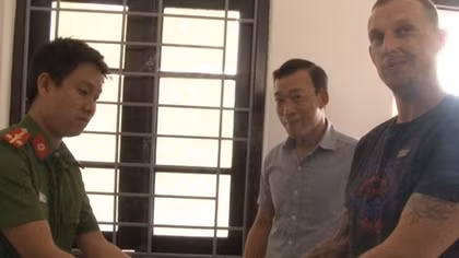 Công an TP Huế trao trả tài sản đánh rơi cho du khách nước ngoài