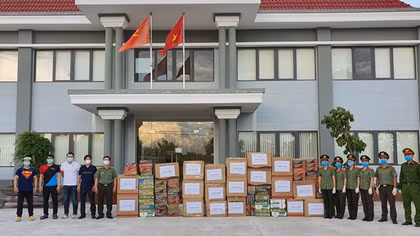 Trao tặng trang thiết bị phòng dịch cho y, bác sĩ Bệnh viện 199 