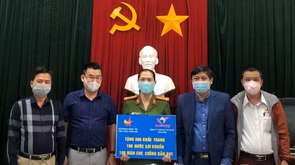 Công an tỉnh Thừa Thiên Huế tặng nhu yếu phẩm cho người dân có hoàn cảnh khó khăn