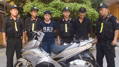 Hai thanh niên mang súng và ma tuý đá đi dạo phố