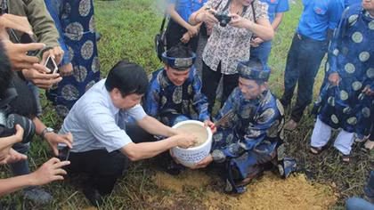 Đất thiêng từ Trường Sa vượt biển Đông hòa vào đàn Xã Tắc