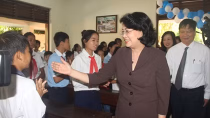 Trao học bổng cho trẻ em ở Làng trẻ em SOS Huế