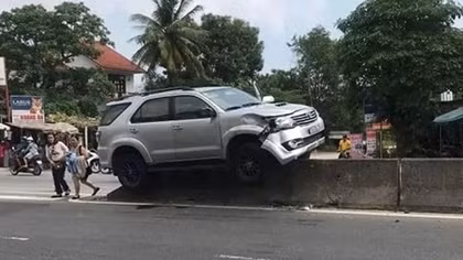 Xe Fortuner "cưỡi" lên dải phân cách