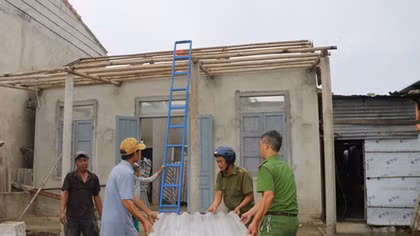 Công an tỉnh Thừa Thiên Huế giúp dân lợp lại mái nhà sau bão số 5