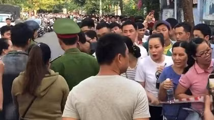 Hàng ngàn người xếp hàng đăng ký tiêm vắc xin dịch vụ cho trẻ